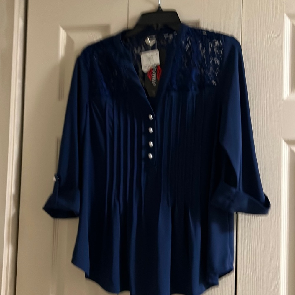 Beautiful lace 3/4 sleeve blouse with pearl buttons